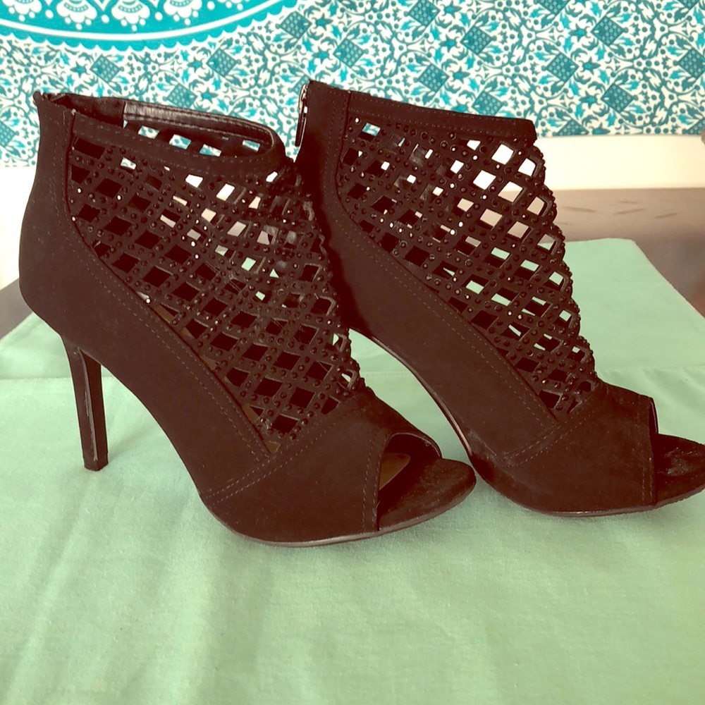 Black pumps